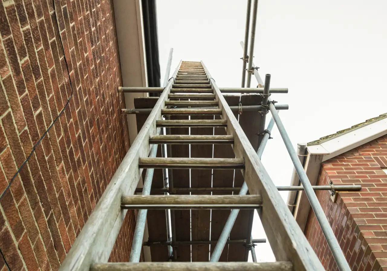 Bezpieczna-praca-na-drabinach-rusztowaniach-i-podnosnikach