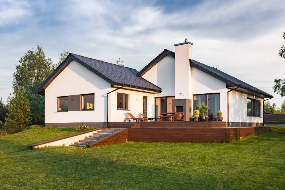 Czyszczenie chemiczne elewacji – co to jest i kiedy warto je stosować?